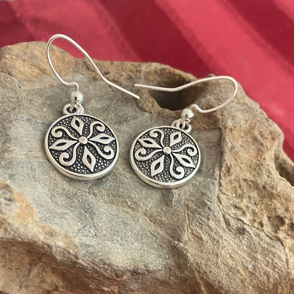 5/$10❤️❤️❤️NEW Handmade Silver Tone Zinc Alloy Ornate Earrings